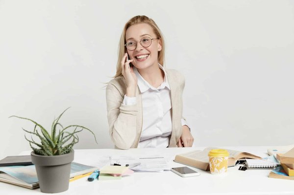 Comment les entreprises de services peuvent-elles intégrer des solutions de gestion de la mobilité pour améliorer la productivité des employés?